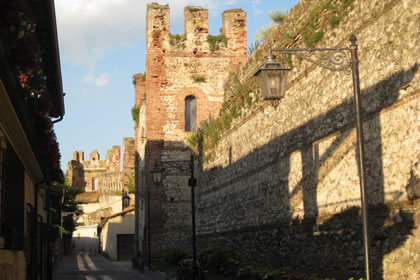 Lazise imposante Stadtmauer