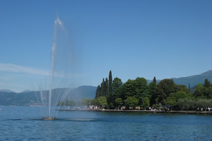 Bardolino la costa con i giochi d'acqua