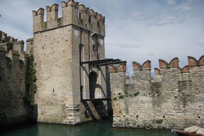 Sirmione le mura di cinta del castello