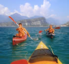 Canoe sul lago di Garda Canoa sul lago di Garda difronte a Riva